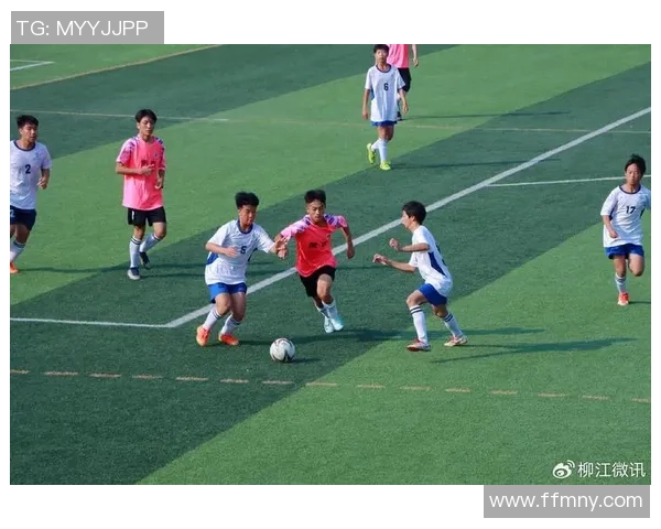 足球明星在绿茵场上挥洒汗水尽显风采与激情的奔跑瞬间